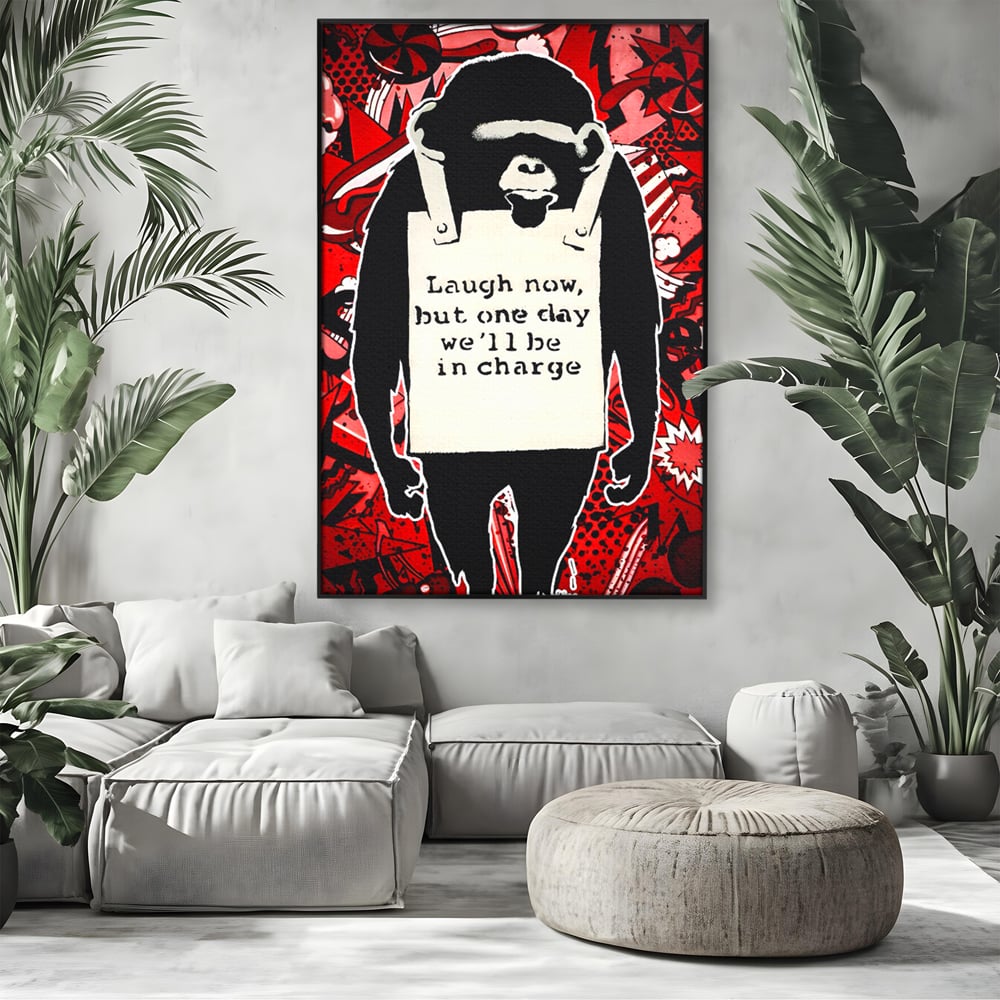 Tablou canvas cu tablou canvas cu cimpanzeu stilizat, in rama de aluminiu negru, pe perete intr-un living